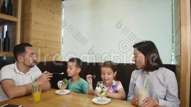 快乐的小女孩和男孩在咖啡馆吃冰淇淋